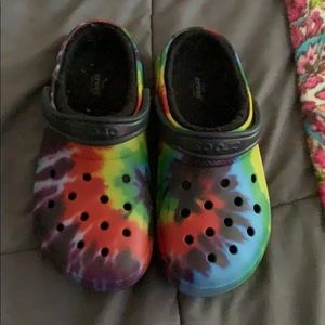 tie dye crocs with fur lining inside